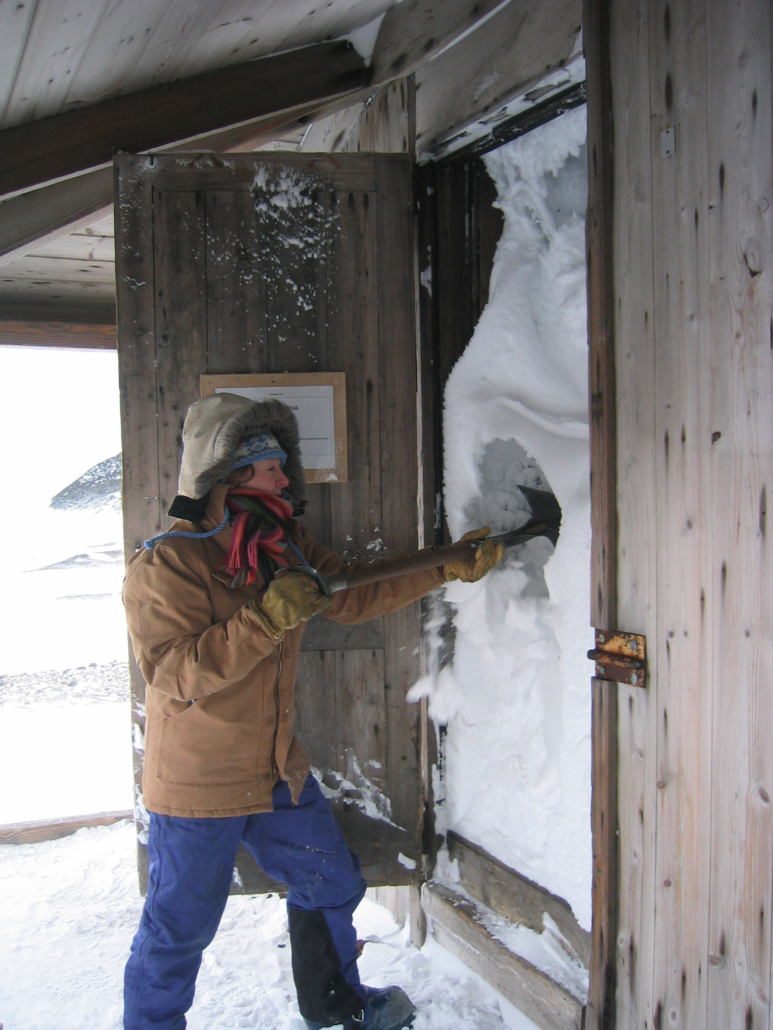 2006 September Discovery Hut Inspection AHT 009 web