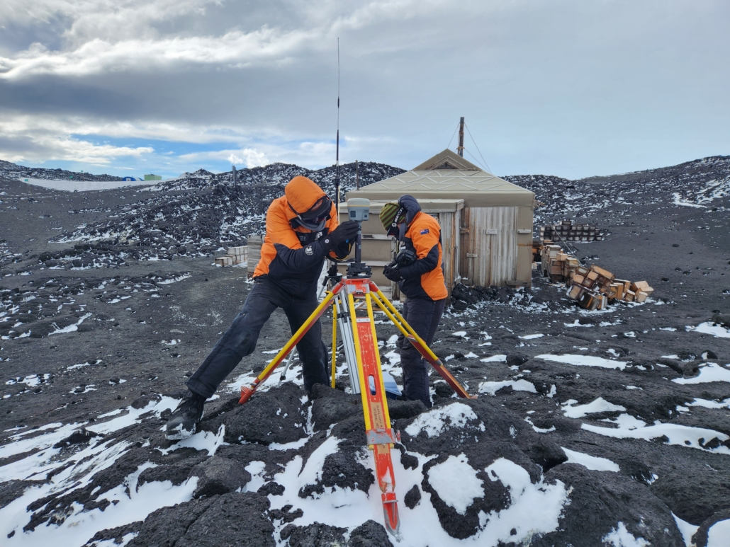 Archaeologists Emma St Pierre and Jeremy Moyle working at Cape Royds. 24 25 Ross Island JB 119